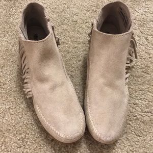 Minnetonka lacy fringe boots sz 8